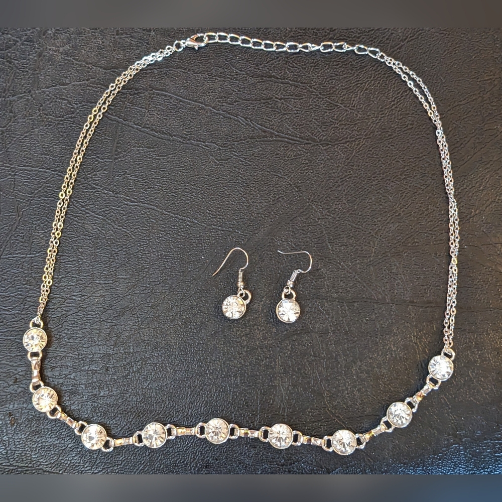 Silver Tone Rhinestone Necklace & Dangle Earring Set, T5B4J
